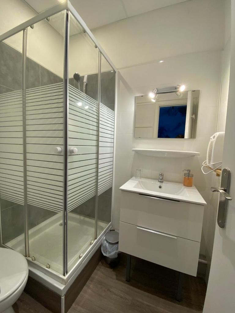 Hotel La Bonne Hotesse Chambon-sur-Lac Habitación foto